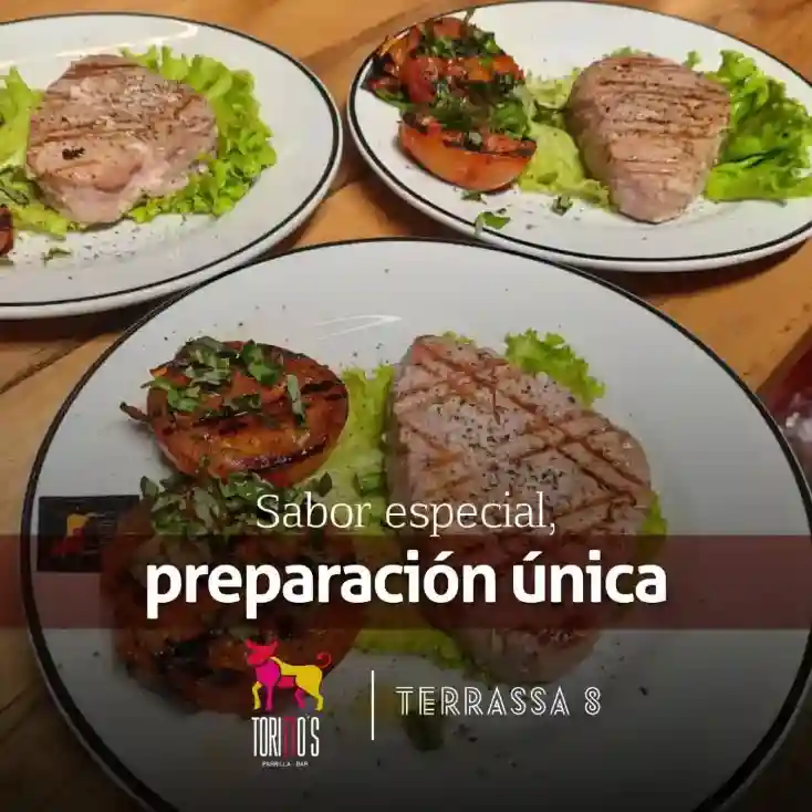 Mesa servida lista para disfrutar